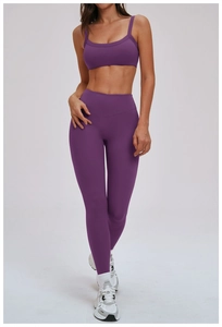 Détail d'un legging de yoga violet à taille haute et soutien-gorge de sport