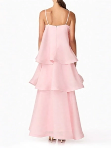 Détail d'une robe longue rose à volants superposés avec de fines bretelles chic