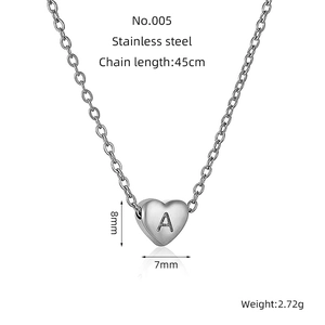Gros plan du collier cœur en acier inoxydable avec gravure A et dimensions du produit