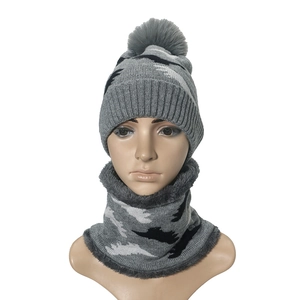 Kinder Winter Strickmütze und Schal Set mit grauem Camouflage Muster und Kunstfellbommel