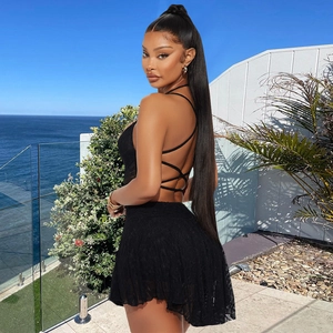 Robe dos nu sexy en dentelle noire avec licou et lacets croisés pour vacances à la plage