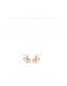 Détail des boucles d'oreilles cheval plaquées or 14k avec zircons et perles