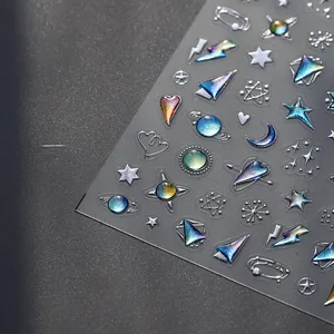 Dettaglio di adesivi olografici per unghie con motivi a luna, stella e galassia
