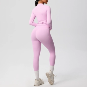 Vue arrière du pantalon de yoga taille haute avec poches et haut ajusté à manches
