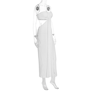 Détail de la robe longue bustier blanche avec découpes à la taille et drapé élégant
