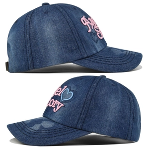Dettaglio del cappellino da baseball in denim lavato con ricamo a cuore 3D di alta qualità