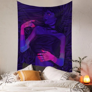 Künstlerischer Wandteppich einer Frau in Lila und Neonpink in gemütlichem Zimmer