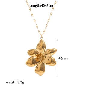 Detail of 18k gold flower pendant necklace showing 40mm size and 9.3g weight metrics