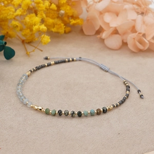 Natur-Türkis-Armband mit facettierten Perlen, Gold-Zwischenstücken und Kordelzug