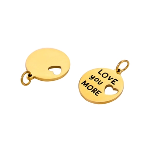 Dettaglio ciondolo a cuore placcato oro con incisione Love you More e design traforato