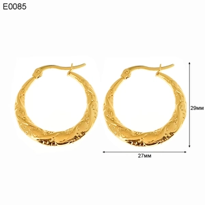 Dettaglio di orecchini a cerchio intrecciati in acciaio inox placcato oro 18K 29mm x 27mm