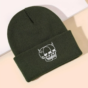 Bonnet en maille vert olive avec broderie tête de mort blanche pour l'automne et l'hiver