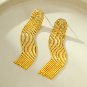 Detail of 18K gold-plated stainless steel long tassel earrings with wave texture finish