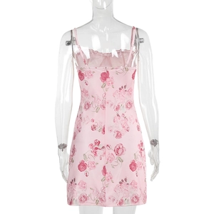 Vista detallada de la espalda de un minivestido floral rosa con cremallera invisible