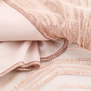 Robe de soirée rose sans manches à paillettes avec texture de maille luxueuse