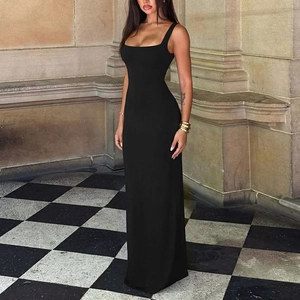 Robe longue noire élégante dos nu et ajustée portée par un mannequin de mode