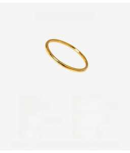 Makro-Detail eines minimalistischen Gold-Titanstahl-Rings mit Zirkon und Spezifikationen