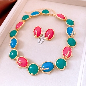 Detailed set of resin oval earrings and necklace in vintage gold organic frames