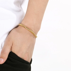 Dettaglio del bracciale a catena a coda di volpe in acciaio inossidabile placcato oro 18K