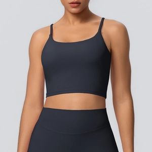 Détail des bretelles croisées et de l'ensemble de yoga gris anthracite en tissu mat
