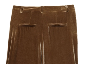 Détail du pantalon en velours marron avec passants de ceinture et poches arrière