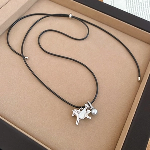 Détail du pendentif poney avec incrustation de perle et zircon dans son écrin