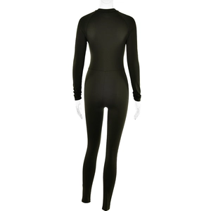 Rückansicht eines schwarzen Sport-Jumpsuits mit konturierten Nähten und langen Ärmeln