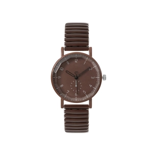 Gros plan d'une montre à quartz marron avec cadran minimaliste et bracelet côtelé vintage