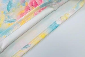 Vue macro détaillée de la couture overlock et de l'imprimé floral sur un haut ajusté