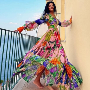 Détail de robe maxi fleurie avec décolleté en V profond et longues manches lanternes
