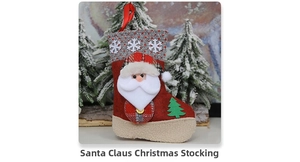 Détail d'une chaussette de Noël rouge avec applique du Père Noël en 3D et boucle d'attache