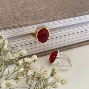 Dettaglio anello in argento 925 con agata rossa e incisione del marchio S925 sulla banda