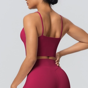 Détail de la brassière de yoga bordeaux à fines bretelles et leggings taille haute
