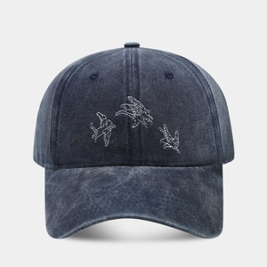 Casquette de baseball rétro bleu marine lavé avec broderie oiseau blanc élégante
