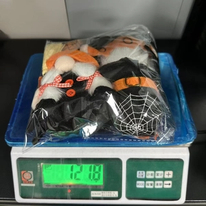 Weight measurement of Halloween spider plush gnomes showing 121.8g on a scale