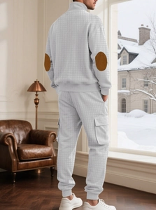 Vue détaillée du tissu gaufré gris et des coudières marron sur l'ensemble de sport homme