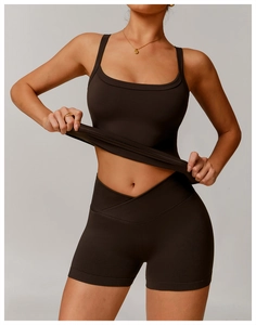 Détail du haut marron chocolat à col carré et short de sport taille haute croisée