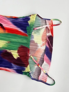 Détail du tissu à imprimé abstrait coloré avec plis verticaux et fines bretelles