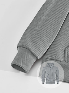 Détail de la texture d'un sweat à capuche gris en maille avec poignets côtelés et boutons