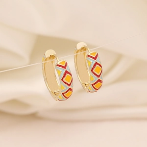 Boucles d'oreilles losanges dorées avec motifs en émail coloré pour femmes élégantes