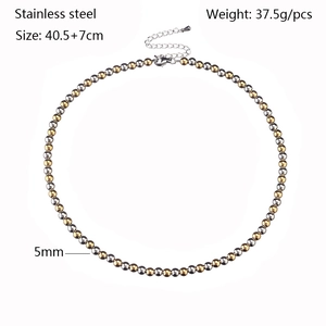 Dettaglio della collana a sfere in acciaio da 5mm con chiusura a moschettone e misure
