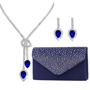 Pochette da sera in raso blu navy con collana di strass e orecchini a goccia coordinati