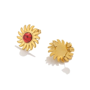 Vue macro de boucles d'oreilles tournesol en acier doré avec pierre d'oeil de tigre