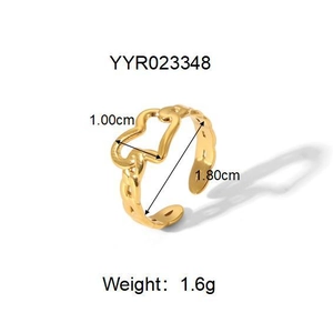 Détail de la bague coeur dorée montrant les dimensions et la texture chaîne