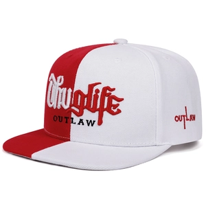 Dettaglio del cappello da baseball bicolore con ricamo 3D Thuglife in rosso e bianco