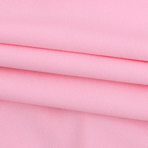 Gros plan détaillé de la texture du tricot rose doux et des motifs tissés de qualité