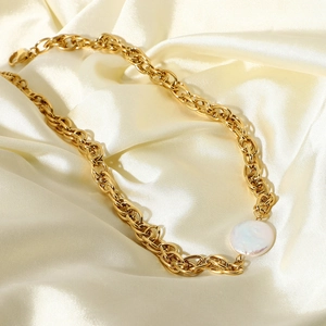 Detail of 18K gold-plated stainless steel chain with iridescent white pearl pendant