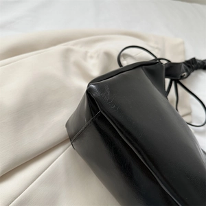 Minimalistische große schwarze Schultertasche aus hochwertigem glänzendem Kunstleder