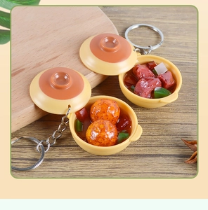Porte-clés miniatures de plats mijotés avec porc braisé et boulettes sur bois