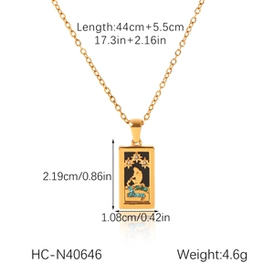 Dettaglio del ciondolo tarocchi in oro 18k con gemme verdi e misure del prodotto